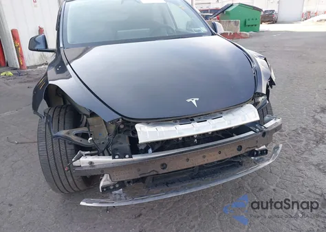 2024 Tesla Model Y Long Range Dual Motor All-Wheel Drive z USA, uszkodzony, nr VIN 7SAYGDEE5RA288283